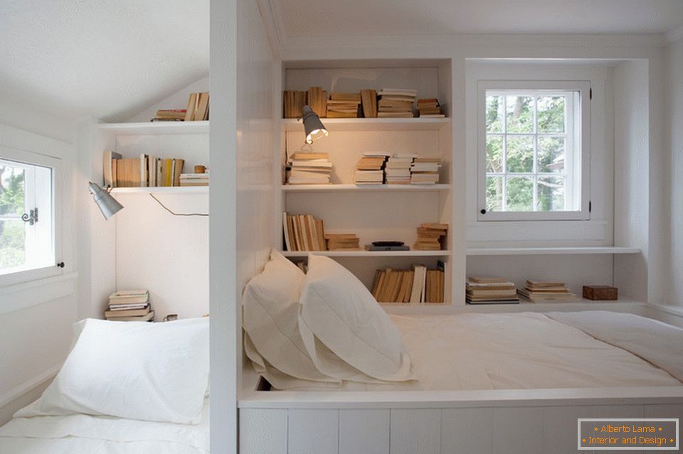 Estantes de libros abiertos en la cama