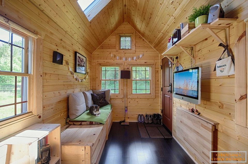 Interior de una pequeña cabaña de madera
