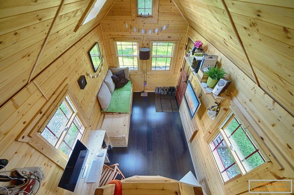 Interior de una pequeña cabaña de madera