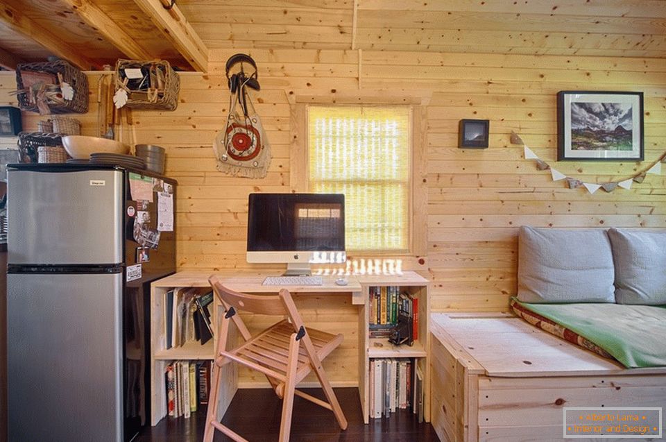 Área de trabajo de una pequeña cabaña de madera