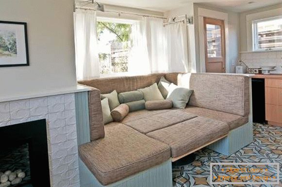 gran sofá cama de esquina en la cocina