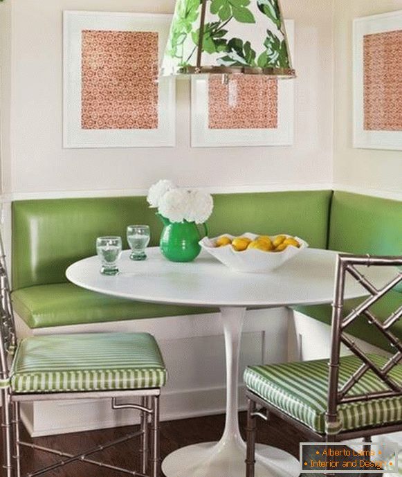 pequeño sofá de esquina verde en la cocina