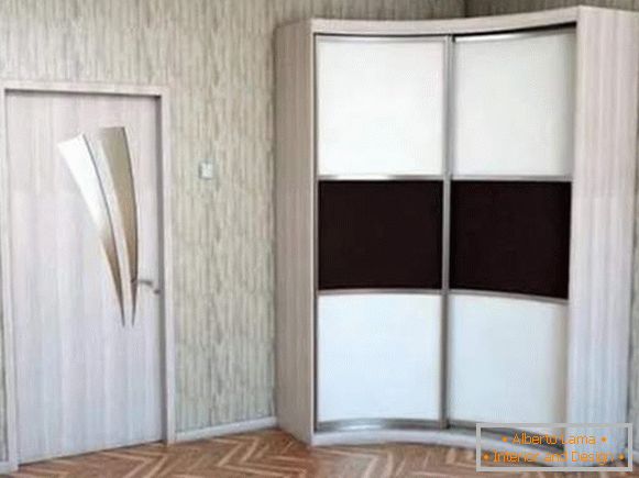 Compartimiento de armario de esquina en el dormitorio con dos puertas de radio