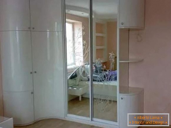 Armario de esquina con puertas batientes y compartimento en el dormitorio - foto