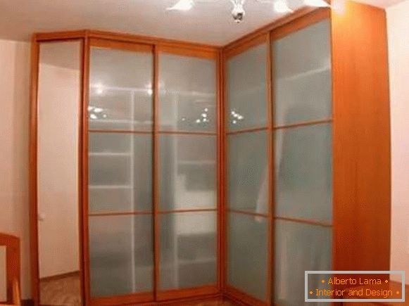 Armario en esquina en forma de L de tablero aglomerado con puertas de vidrio en el dormitorio
