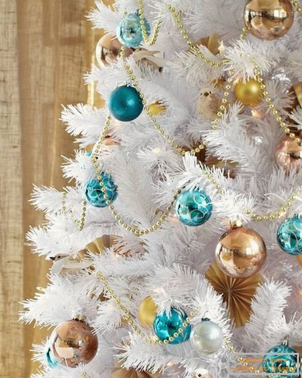 Árbol de Navidad con juguetes dorados y azules