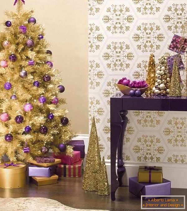 Adornos navideños en tonos dorados y violetas