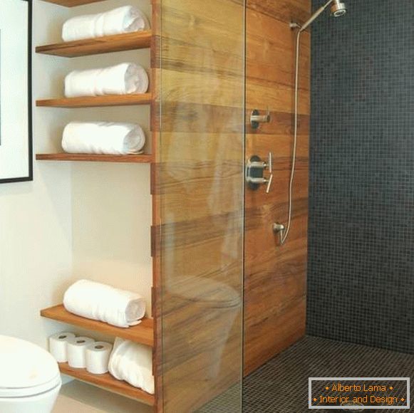 Cuarto de baño con estantes de madera