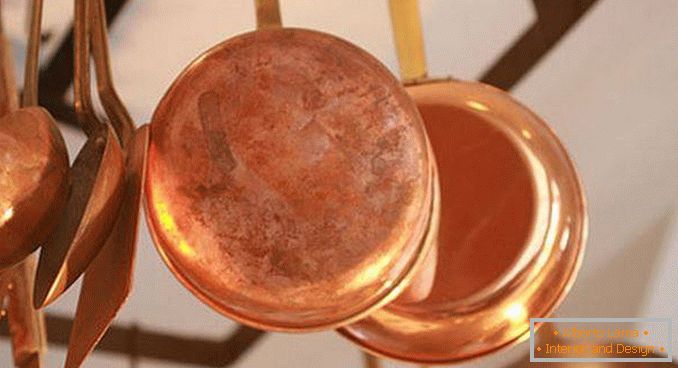 Elementos decorativos hechos de cobre