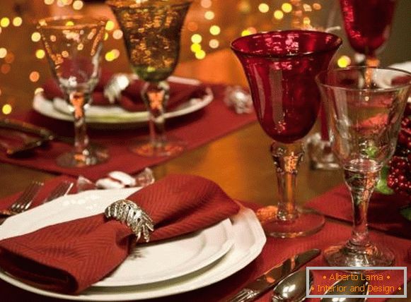 Decoración de la mesa de Año Nuevo 2017 - gafas, plato y disposición general