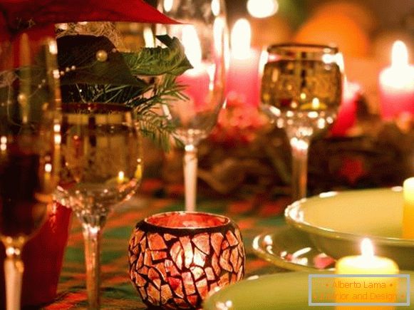 Hermosas gafas y velas en la decoración de la mesa de Año Nuevo