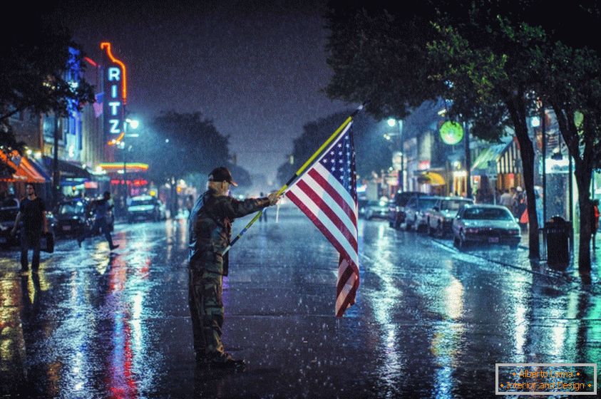 Patriota estadounidense con bandera al aire libre bajo la lluvia
