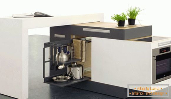 El interior de una cocina muy pequeña: un conjunto de cocina móvil