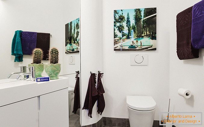 Cuarto de baño en color blanco de un pequeño apartamento en Suecia