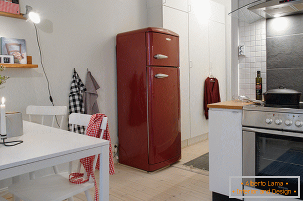 Cocina de un pequeño apartamento en estilo escandinavo