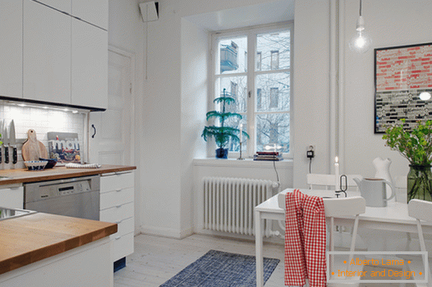 Cocina con comedor de un pequeño apartamento en estilo escandinavo