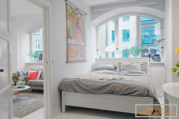 Dormitorio de un pequeño apartamento en estilo escandinavo