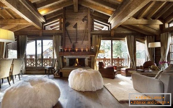 espaciosa sala de estar en una casa de madera