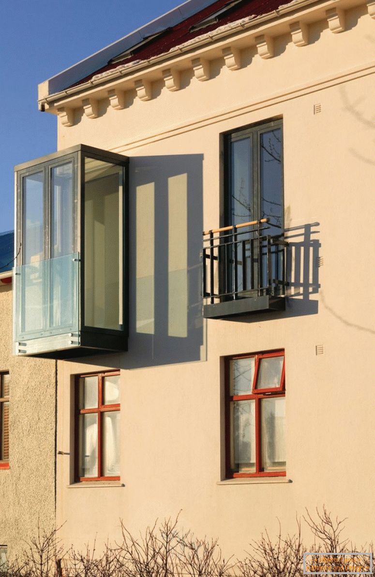 Fachada del edificio con balcones pequeños