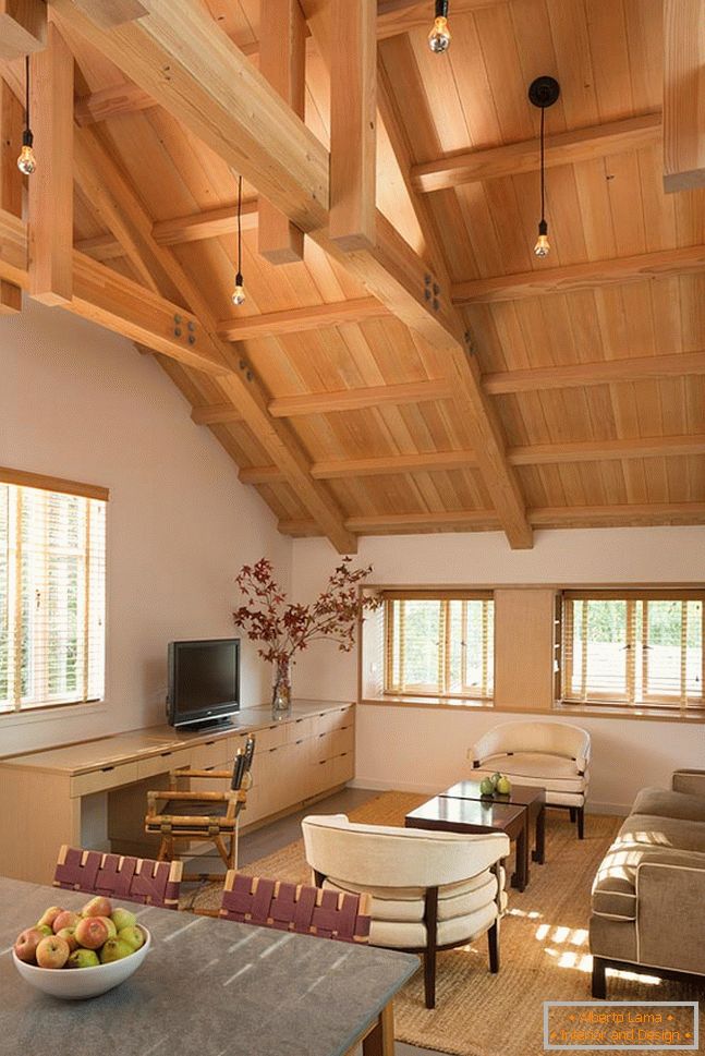 Interior de una pequeña casa de madera - гостиная
