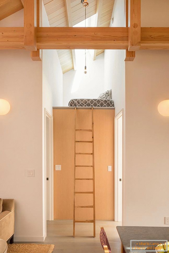 Interior de una pequeña casa de madera - второй уровень