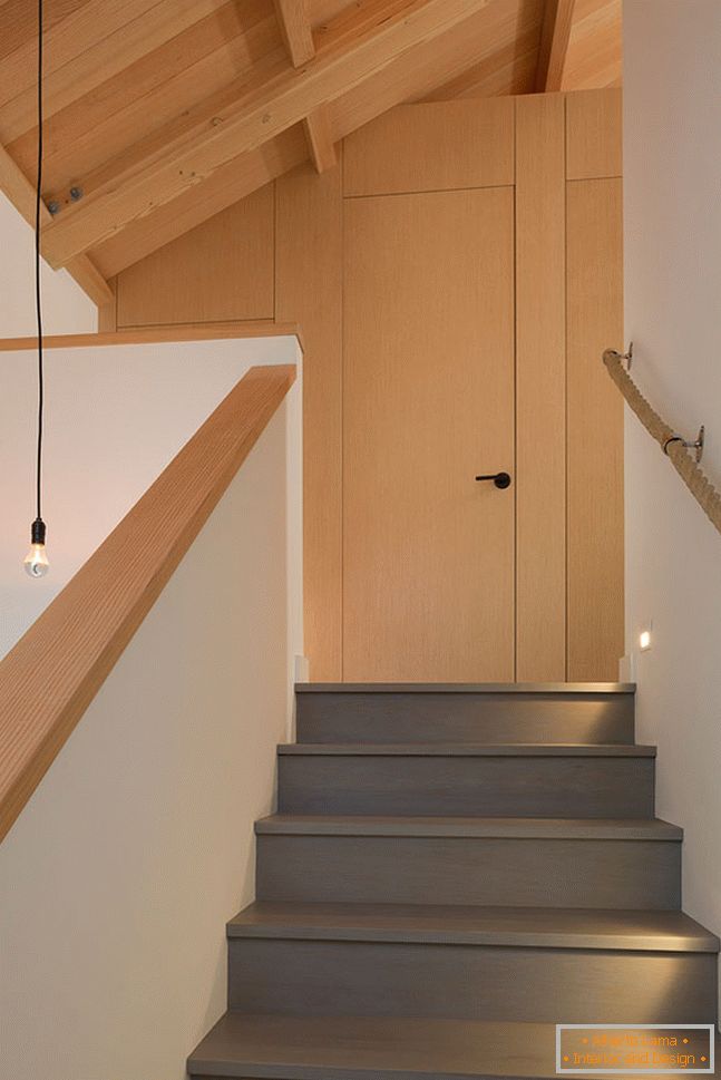 Interior de una pequeña casa de madera - лестница