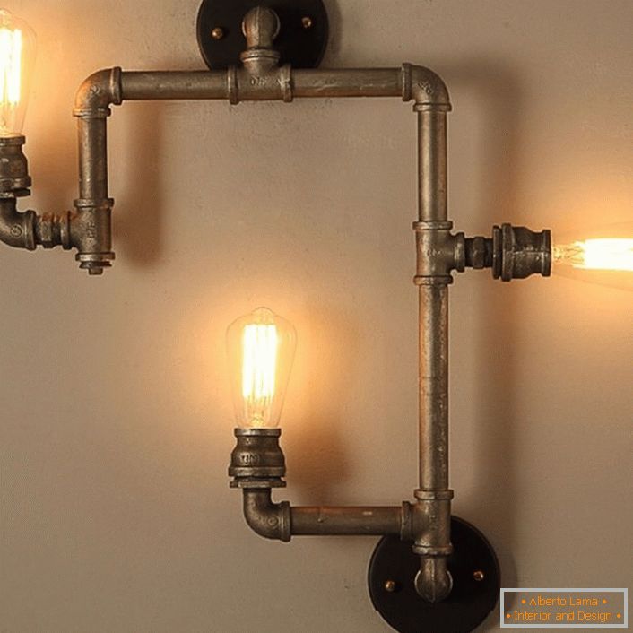 La lámpara emite un suave brillo. Una excelente opción para decorar un pequeño pasillo en estilo country.
