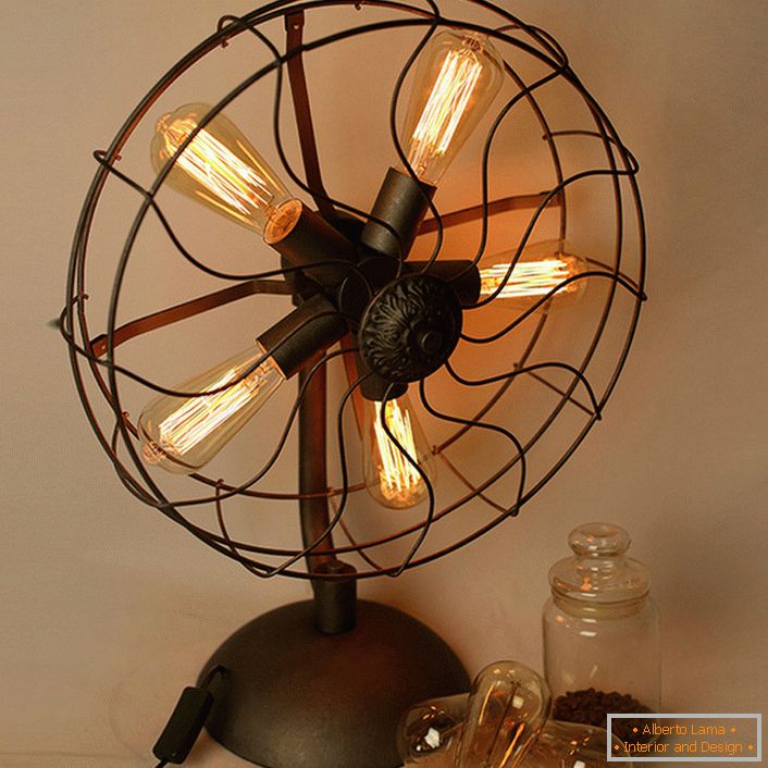 Una lámpara de mesa en forma de un viejo ventilador