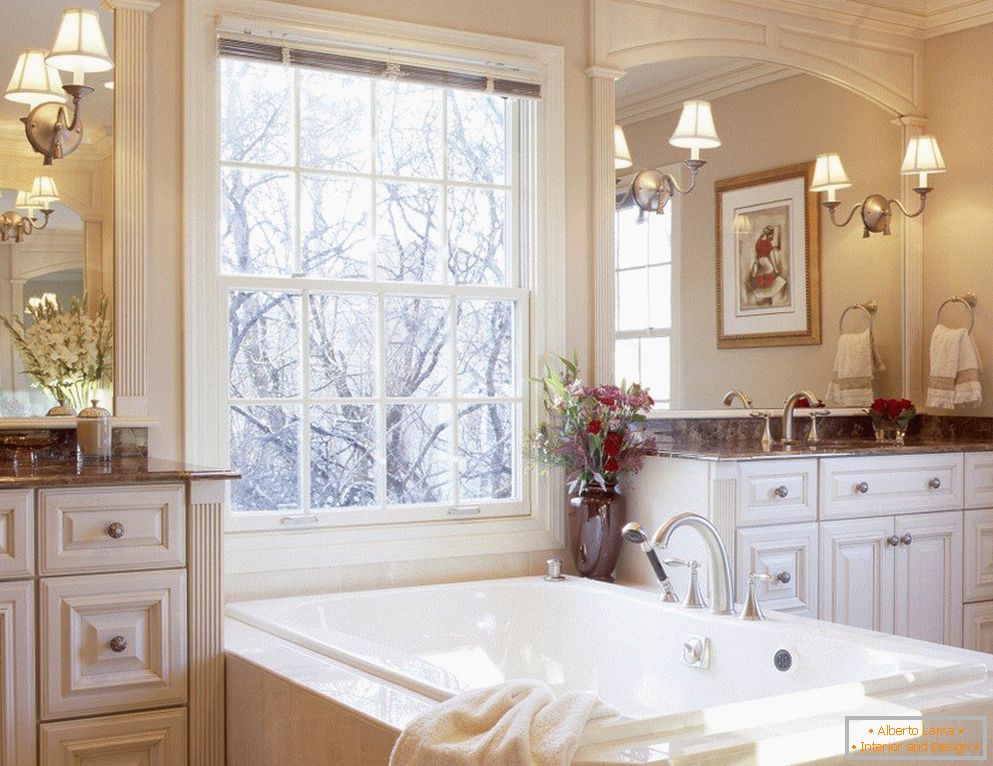 Interior en un estilo clásico con un baño junto a la ventana