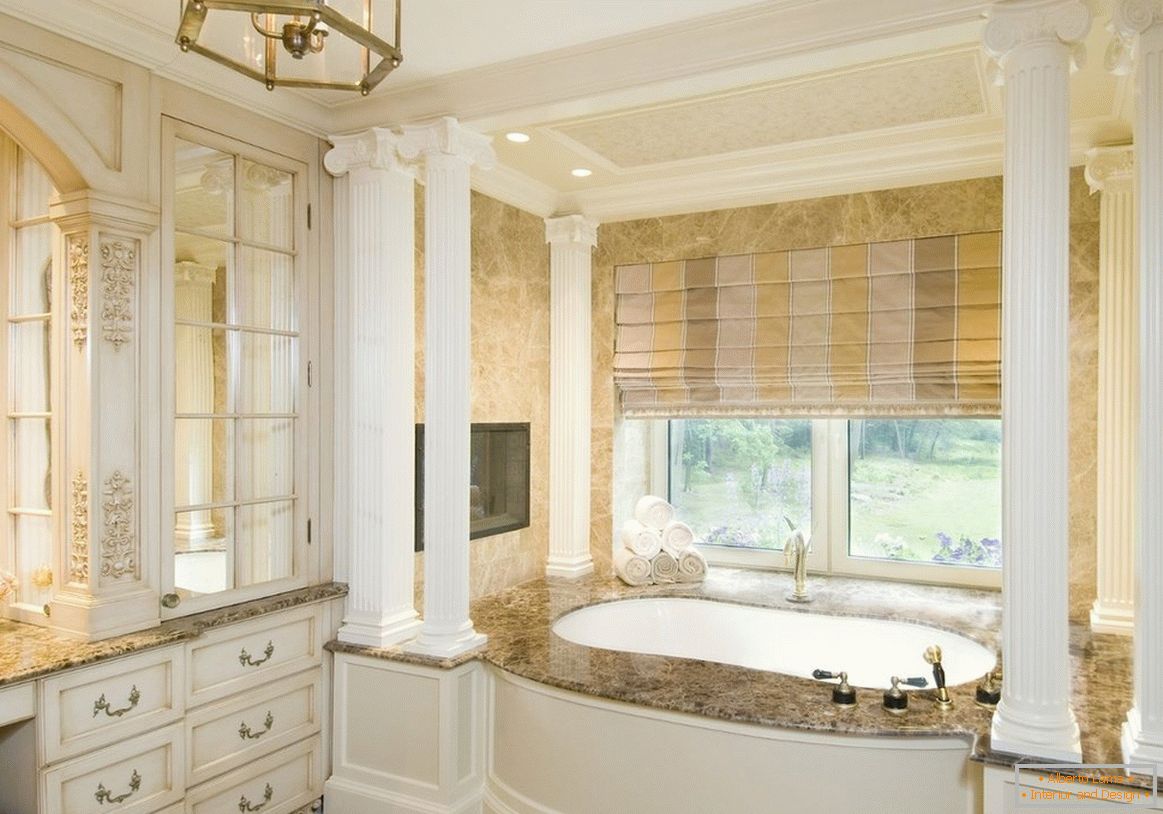 Colores claros en el interior del baño en un estilo clásico