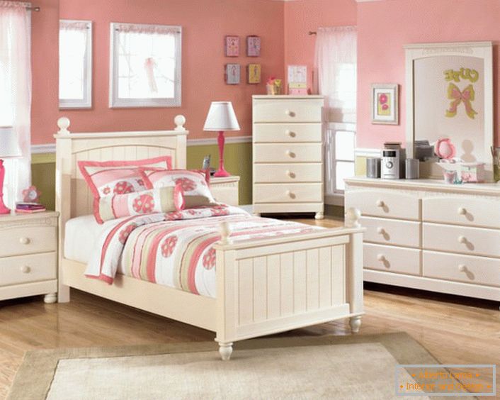 Los muebles hechos de madera clara visualmente hacen que la habitación sea más liviana, lo cual es importante si se trata del interior de la habitación de los niños. 