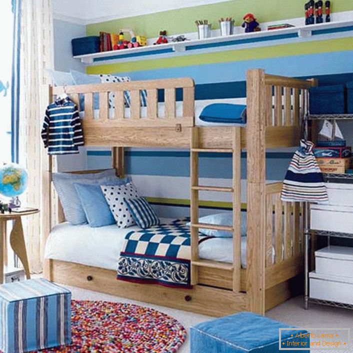 Una habitación para niños pequeños para niños está decorada en estilo escandinavo.