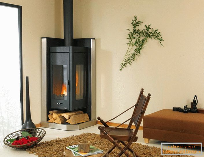 Moderna chimenea de hierro fundido para la sala de estar en el estilo de alta tecnología.