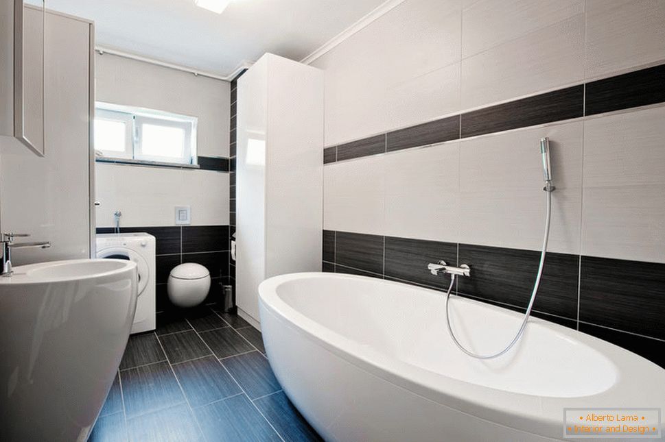 Interior del baño con azulejos horizontales
