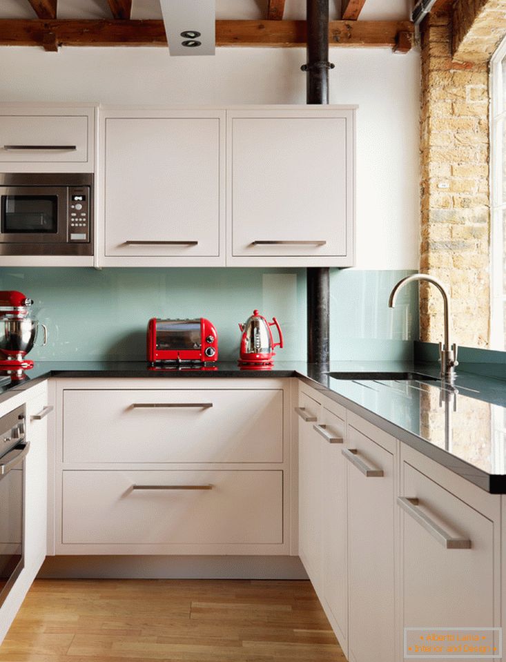 Interior de una pequeña cocina con estilo