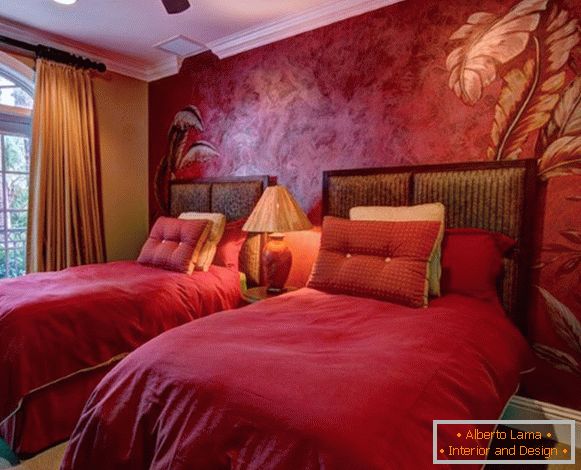 Foto de estuco rojo veneciano en el interior del dormitorio