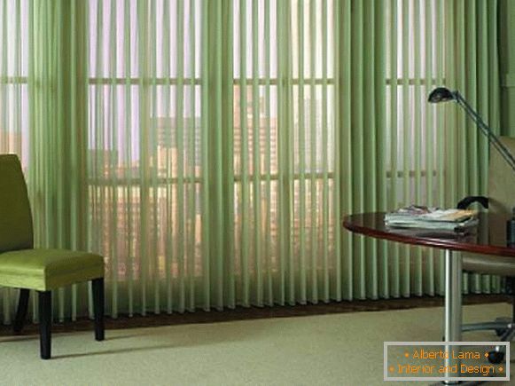 persianas verticales en ventanas en la oficina, foto 17