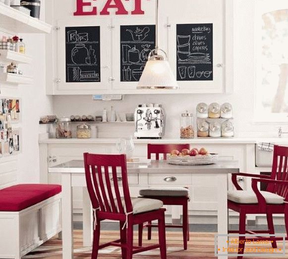 Decoración de cocina con letras en la pared