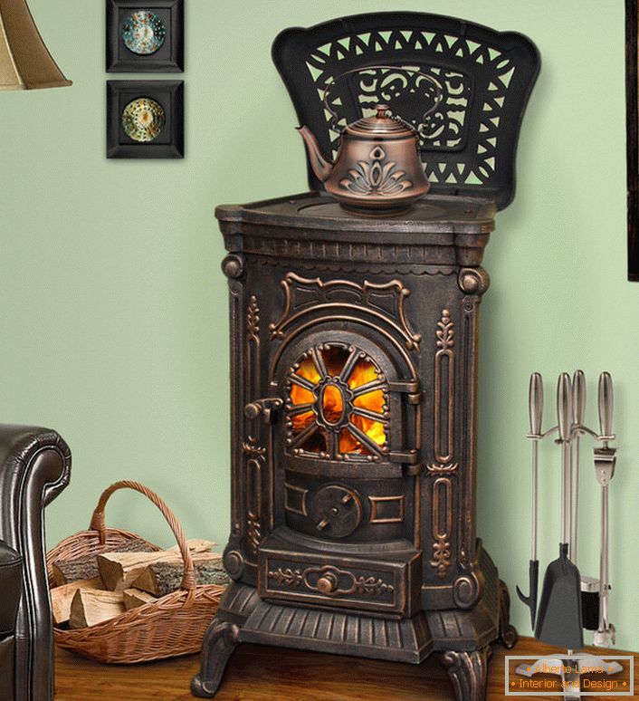 Chimenea decorativa con horno de hierro fundido-decoración de la sala de estar.