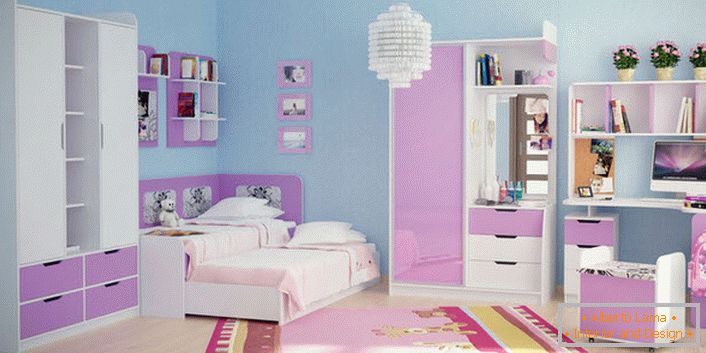 El rosa pálido en combinación con el blanco es adecuado para decorar muebles modulares para una joven dama. Acabado de las paredes de color azul se centra favorablemente en el conjunto de muebles.