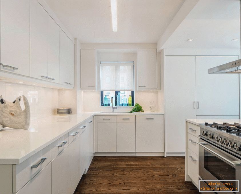 Cocina moderna en tonos blancos con un piso oscuro y un techo perfectamente blanco