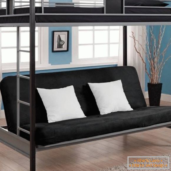 Muebles de fotos: una hermosa cama alta con un sofá en la planta baja