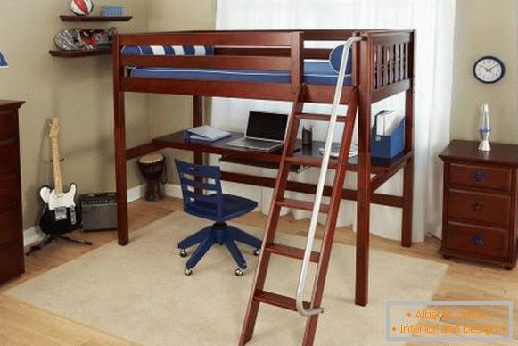 Una elegante cama alta con un área de trabajo hecha de madera