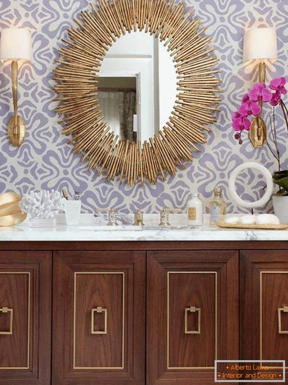 Hermoso espejo en el baño photo