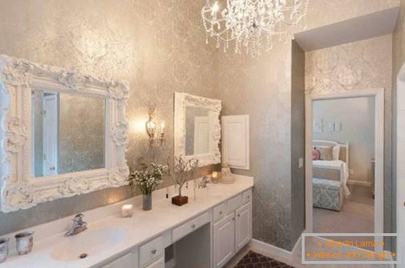 Espejos de baño clásicos con molduras de estuco