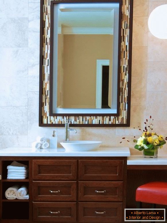 Espejo moderno en el marco del baño