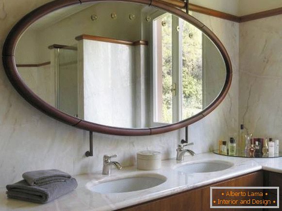 Gran espejo ovalado en el baño