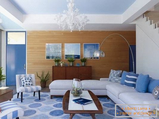 Sala de estar de moda en azul