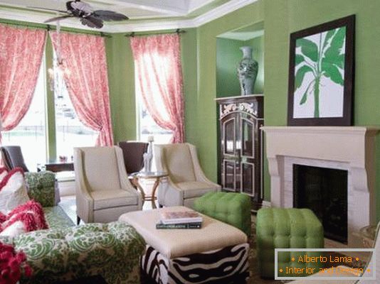 Sala de estar en color verde y rosa