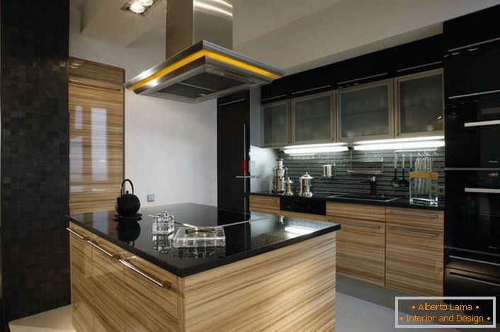 Las cocinas en el estilo del minimalismo son atractivas con una planificación adecuada. Una característica distintiva del estilo es la colocación de la superficie de trabajo de la cocina en el centro de la habitación.